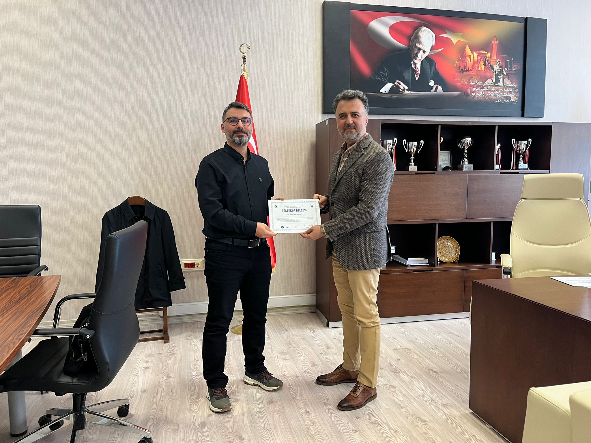 Bölümümüzde gerçekleştirilen ve yoğun ilgi gören "Matematik Şenliği" etkinliği kapsamında, Sayın Dekanımız tarafından teşekkür belgeleri takdim edilmiştir. 